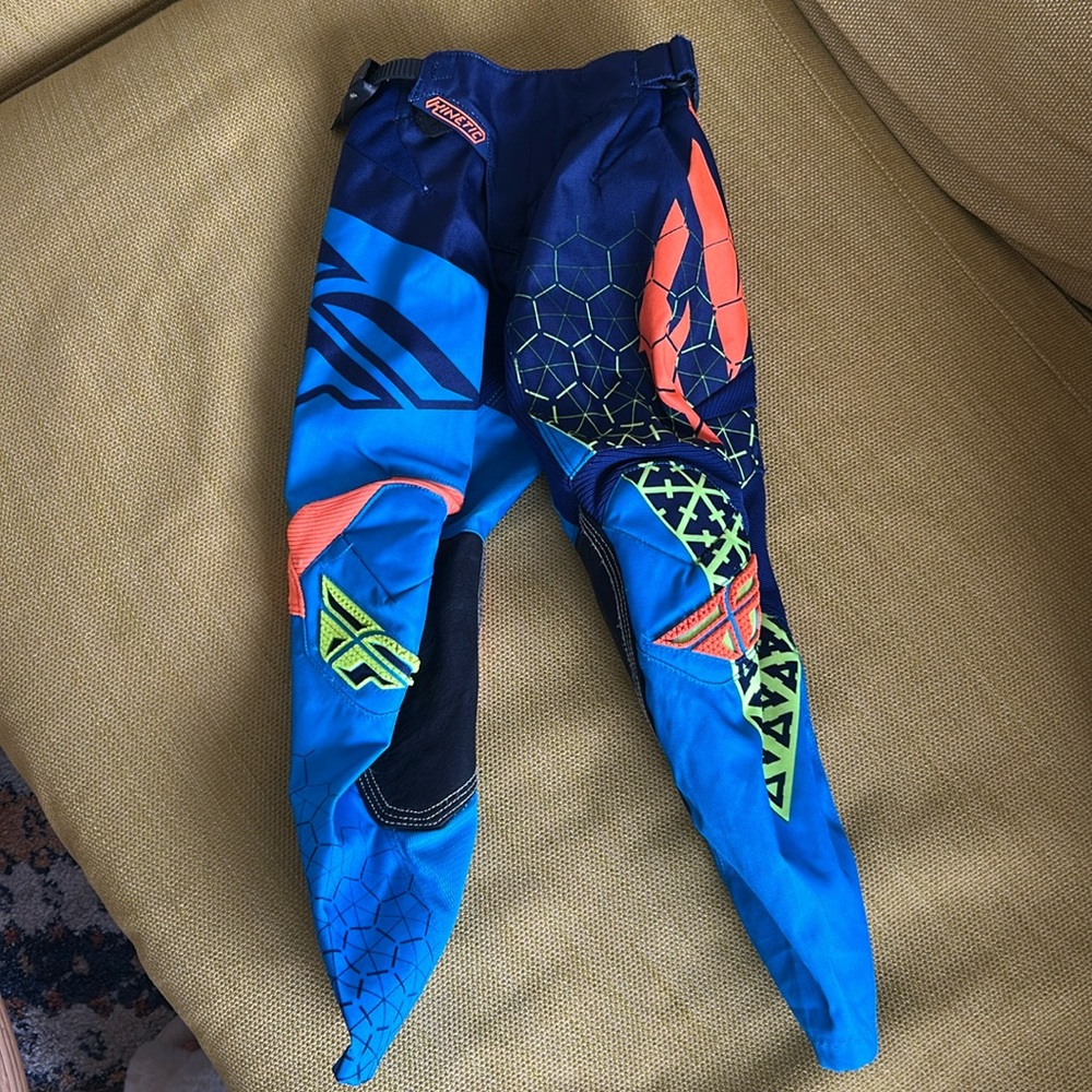 Model Kinetic Pants